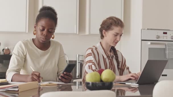 Lentidão Média Duas Jovens Mulheres Multiétnicas Sentadas Mesa Cozinha Conversando — Vídeo de Stock