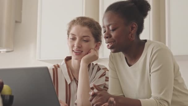Cintura Até Lentidão Duas Jovens Namoradas Diversas Vídeo Conversando Laptop — Vídeo de Stock