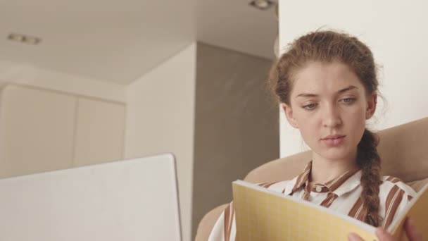 Talia Górę Powoli Skoncentrowany Młody Biały Bizneswoman Pracuje Laptopie Kanapie — Wideo stockowe