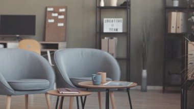 Kimse modern mobilyalar ve ev bitkileriyle yaratıcı çalışma alanlarını yavaşlatmaz.