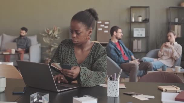 Pas Góry Młodej Afroamerykanki Projektantki Siedzącej Przy Laptopie Przy Biurku — Wideo stockowe
