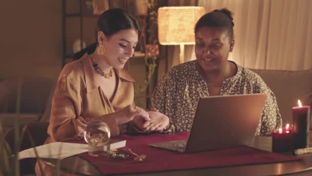 Paist Slowmo Wróżki Klienta Siedzi Przed Laptopem Podczas Praktyki Chiromancy — Wideo stockowe