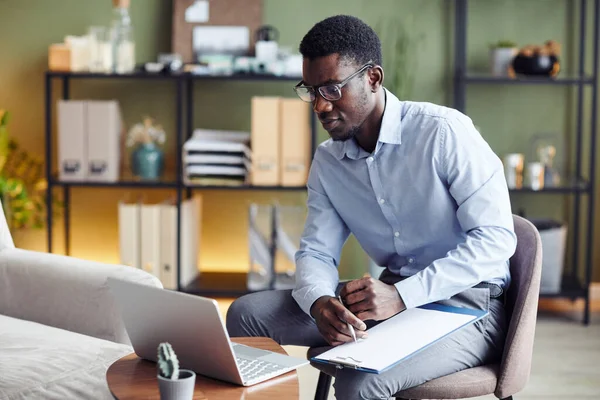 Gözlüklü Genç Siyahi Psikiyatrist Çevrimiçi Terapi Seansında Müşteriyle Konuşuyor Notlar — Stok fotoğraf