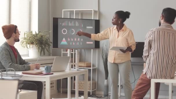 Medium Slowmo Της Αφρικής Αμερικανός Γυναίκα Ειδικός Μάρκετινγκ Δείχνοντας Slide — Αρχείο Βίντεο