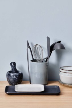 Masada yemek pişirmeye hazırlanan küçük tepsiler ve kâselerle mutfak eşyaları.