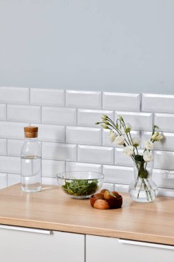 Kasede yeşil salata ve evdeki mutfak tezgahında kivi meyveleri.