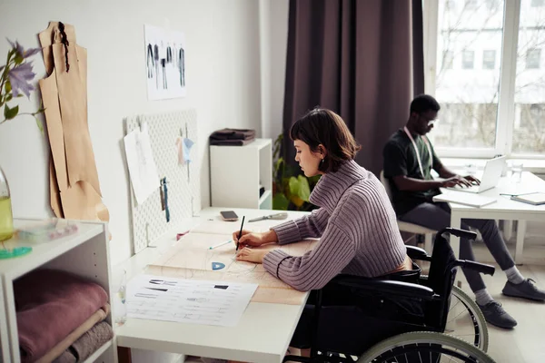 Kreatywna Młoda Kobieta Siedzi Wózku Inwalidzkim Przy Biurku Studio Rysuje — Zdjęcie stockowe