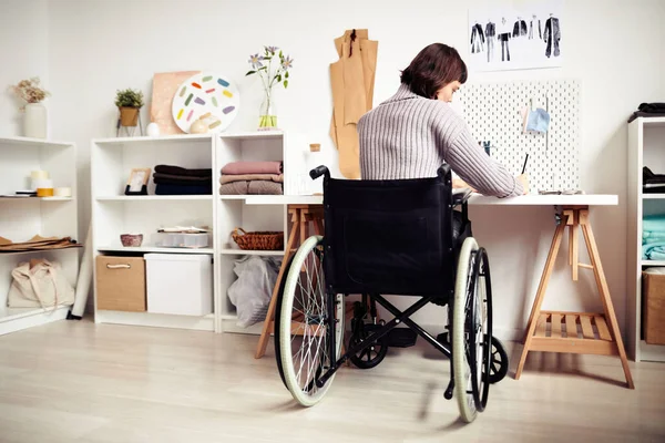 Utalentowana Kreatywna Młoda Kobieta Niepełnosprawnością Rysująca Szkice Mody Lub Wzory — Zdjęcie stockowe