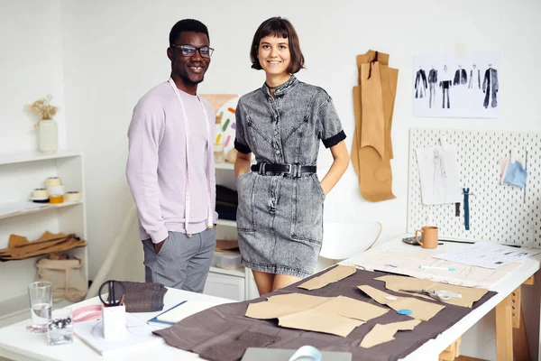 Sorrindo Equipe Multi Étnica Designer Moda Jovem Trabalhando Grande Projeto — Fotografia de Stock