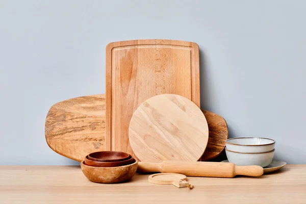 厨房桌子上的木制切菜板和碗的图像 — 图库照片