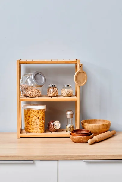 木製の食器棚の上の木製の棚にシリアルとパスタのイメージ — ストック写真