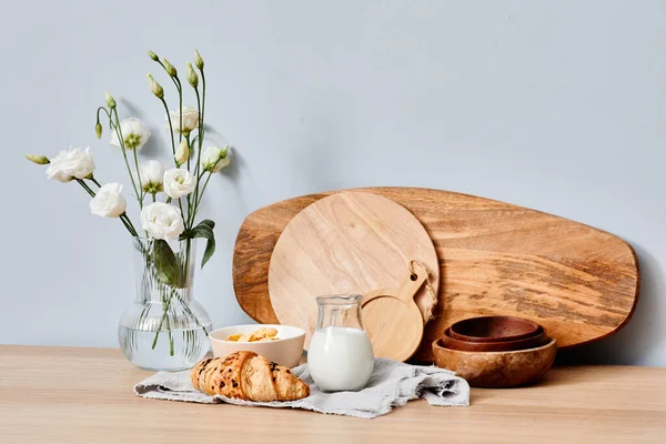 Obrázek Lahodné Snídaně Vázou Bílými Květy Dřevěnými Deskami Modré Stěny — Stock fotografie