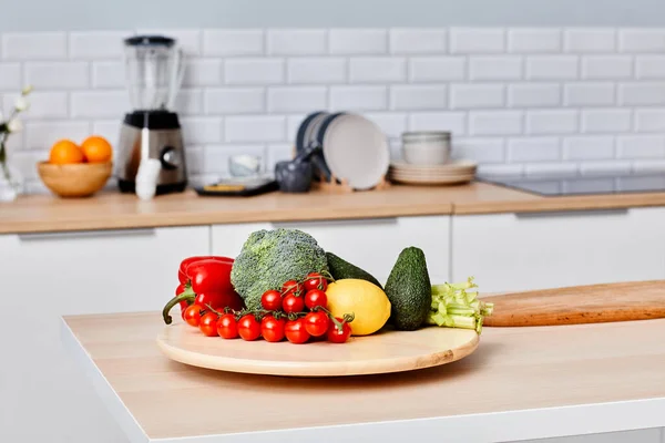 Verdure Fresche Adagiate Tavola Legno Nella Moderna Cucina Preparata Insalata — Foto Stock