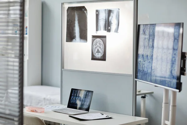 Inga Personer Fotograferade Moderna Radiologer Kontor Interiör Med Bärbar Dator — Stockfoto
