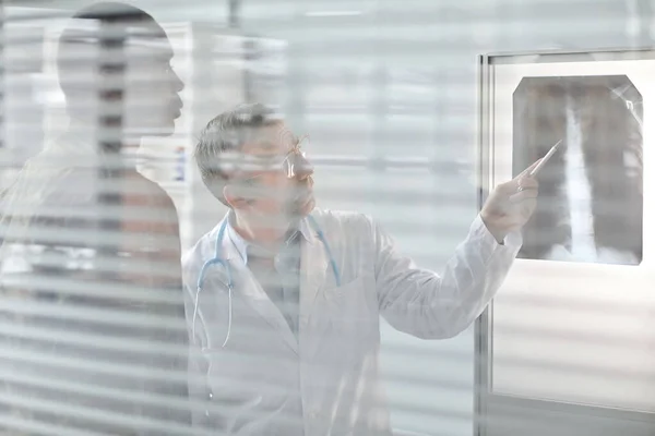 Genom Glasvägg Skott Läkare Visar Ryggraden Röntgen Bild Och Förklara — Stockfoto