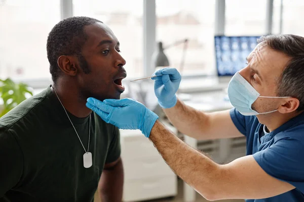 Genç Siyah Ordu Subayı Ağzı Açık Bir Şekilde Modern Hastanede — Stok fotoğraf