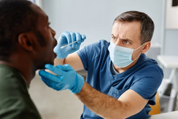 Médecin Mûr Sérieux Portant Masque Des Gants Faisant Test Oral — Photo