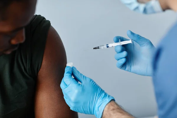 Jeune Militaire Noir Fort Vacciné Contre Coronavirus Épaule Par Médecin — Photo