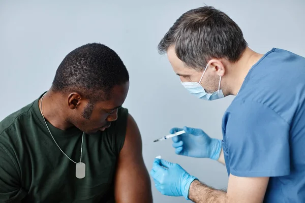 Moderner Junger Afroamerikanischer Militäroffizier Bekommt Impfstoff Die Schulter Gespritzt Coronavirus — Stockfoto