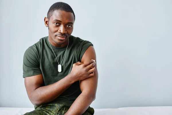 Porträtt Stark Och Frisk Ung Afroamerikansk Soldat Som Sitter Medicinsk — Stockfoto