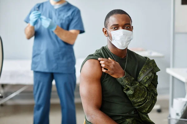 Młody Afroamerykanin Wojskowy Ubrany Maskę Przygotowuje Ramię Wstrzyknięcia Szczepionki — Zdjęcie stockowe