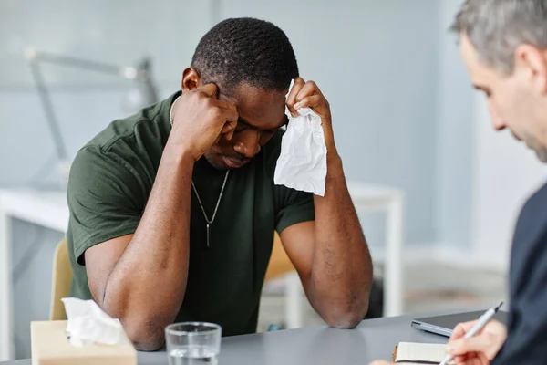 Psikoterapi Seansında Duygularını Duygularını Paylaşan Depresyon Geçiren Genç Afrikalı Amerikalı — Stok fotoğraf