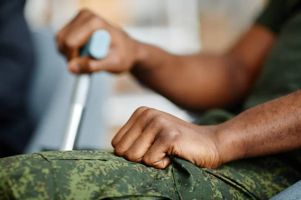 Soldato Nero Irriconoscibile Che Stringe Tessuto Dei Pantaloni Quando Condivide — Foto Stock