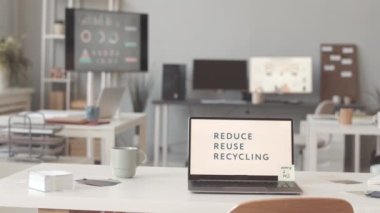 Modern pazarlama acentesindeki ofis masasında 