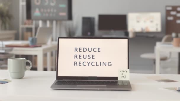 People Slowmo Zbliżenie Przyjazne Dla Środowiska Reduce Reuse Recycling Slogan — Wideo stockowe