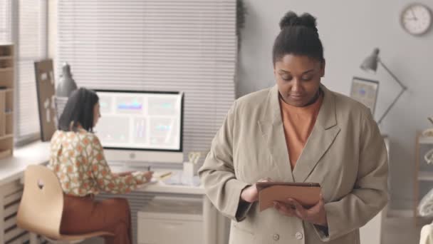 Ofiste Kameraya Gülümseyen Dijital Tabletli Genç Iri Yarı Siyahi Kadının — Stok video