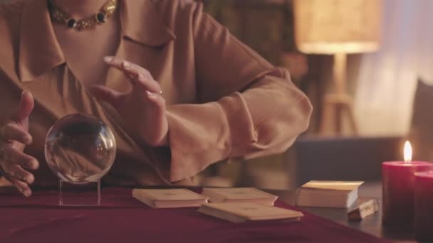 Cropped Lentidão Cartomante Irreconhecível Com Mãos Jóias Usando Bola Cristal — Vídeo de Stock