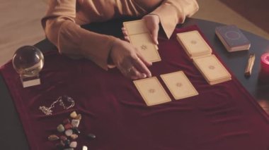 Falcının tanınmaz haldeki ellerinin tarot kartlarını masaya yatırıp geleceği tahmin etmesinin yavaşlığından.