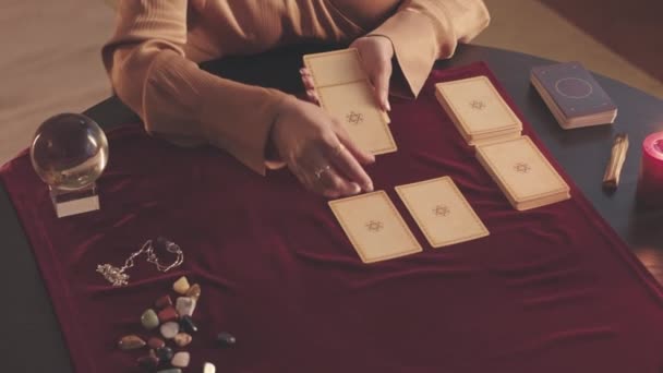 Зверху Повільно Розпізнані Коштовні Руки Удачі Розкладають Картки Таро Столі — стокове відео