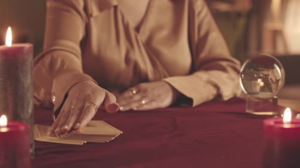 Felismerhetetlen Jövendőmondó Levágott Lassúsága Tarot Kártyákkal Miközben Megjósolja Jövőt Ügyfélnek — Stock videók