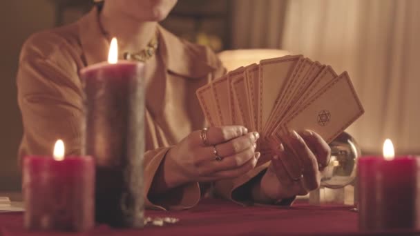 Lassú Közelkép Felismerhetetlen Vesz Egy Kártyát Csomag Tarot Kártyák Jósnő — Stock videók