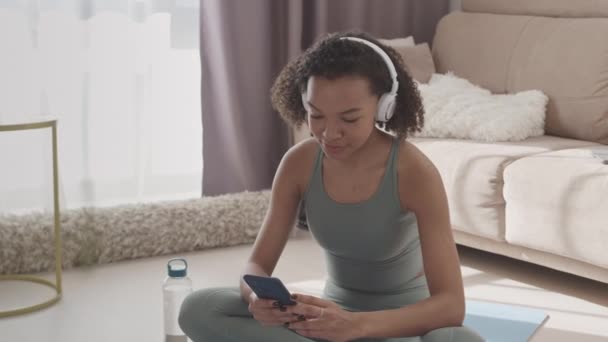 Slowmo Biracial Girl Tight Activewear Korzystających Muzyki Słuchawkach Podczas Siedzenia — Wideo stockowe