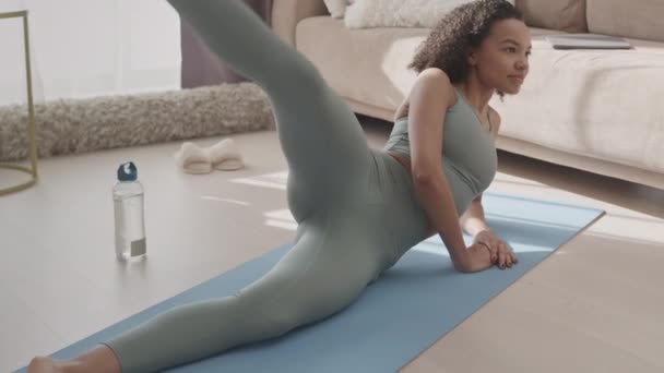 Медленно Привлекательная Молодая Бирасиал Женщина Делает Боковую Ногу Поднять Упражнения — стоковое видео