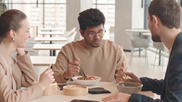 Midja Upp Slowmo Multietniskt Kollegor Pratar Medan Äter Lunch Med — Stockvideo