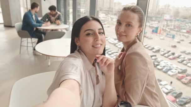 Cintura Mão Até Pov Lentidão Duas Jovens Atraentes Namoradas Multiétnicas — Vídeo de Stock