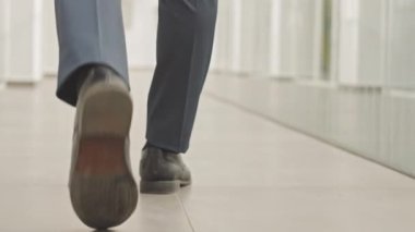 Eğer tanınmayan bir iş adamı iş merkezinin koridorunda güvenle yürürse, düşük kesimli dikiz görüntüsü yavaş izlenir.