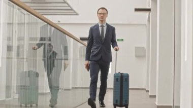 Havaalanı boyunca yürürken, iş gezisine çıkarken mavi takım elbiseli, kendine güvenen beyaz iş adamlarının uzun süredir takibi yavaştı.