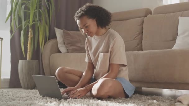 Повільна Дівчина Бірао Початку Років Друкує Ноутбуці Сидячи Якому Килимі — стокове відео