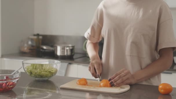 Midsection Lentidão Mulher Irreconhecível Cortando Tomates Alaranjados Enquanto Faz Almoço — Vídeo de Stock