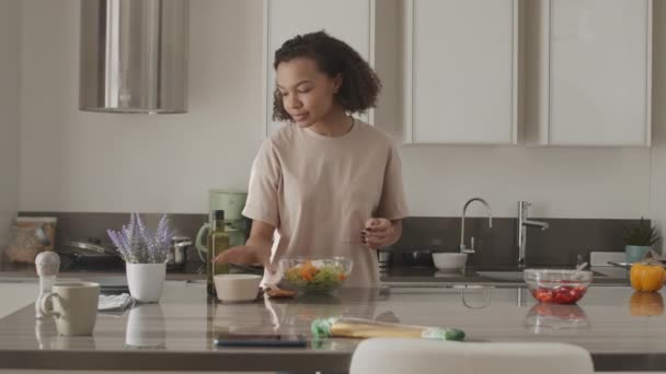 Média Lentidão Menina Biracial Seu Início Dos Anos Fazendo Salada — Vídeo de Stock