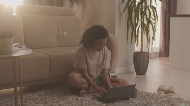 Slowmo Von Birassischen Mädchen Gemütlichen Homewear Sitzt Auf Weichem Teppich — Stockvideo
