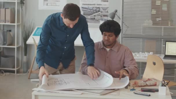 Střední Zpomalení Různorodého Týmu Profesionálních Architektů Diskutujících Realizovaném Stavebním Plánu — Stock video