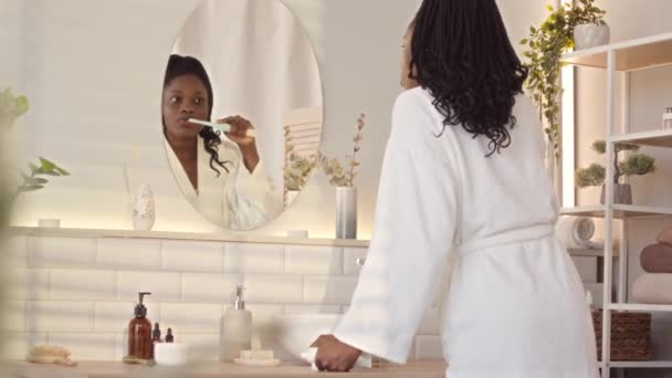 Achteraanzicht Medium Slowmo Van Aantrekkelijke Jonge Afro Amerikaanse Vrouw Witte — Stockvideo