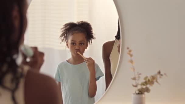 Sobre Ombro Médio Lentidão Jovem Afro Americana Sua Filha Anos — Vídeo de Stock