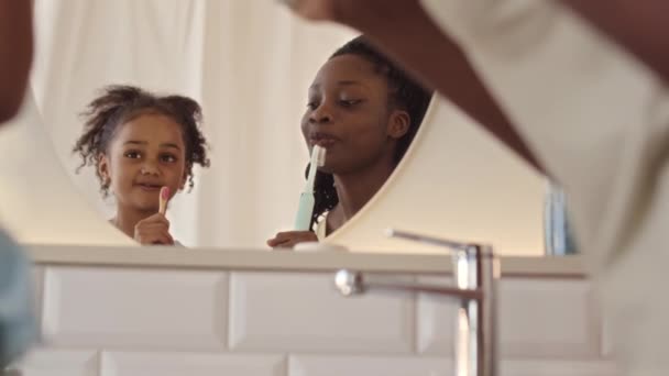 미디엄은 아프리카 미국인 화장실에서 칫솔을 가지고 노래를 부르며 즐거운 시간을 — 비디오