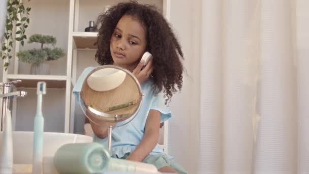 Makyaj Yaparken Sünger Kullanan Banyoda Aynada Kendine Bakan Yaşındaki Güzel — Stok video